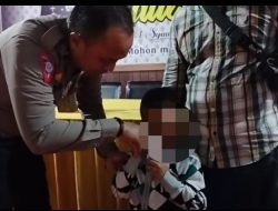 Petugas Pos Yan Operasi Ketupat Polres Sampang Berhasil Pertemukan Anak Terpisah Dengan Ibunya Di Alun-Alun Trunojoyo